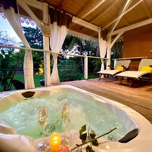 Gaïa - Ti-zen Et Son Jacuzzi Niché Dans Un Jardin Tropical, En Amoureux Chalet